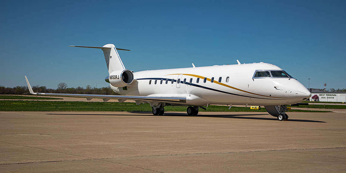 Bombardier Challenger 850 points to the right on the tarmac